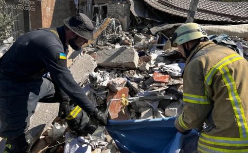 В Бахмуте разбомбили гостиницу и жилой дом: под завалами люди