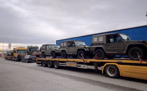 Японія передала Україні автомобілі для ЗСУ. Фото