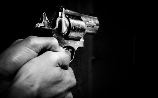 США: Мужчина арестован после того, как его сын был замечен играющим с оружием