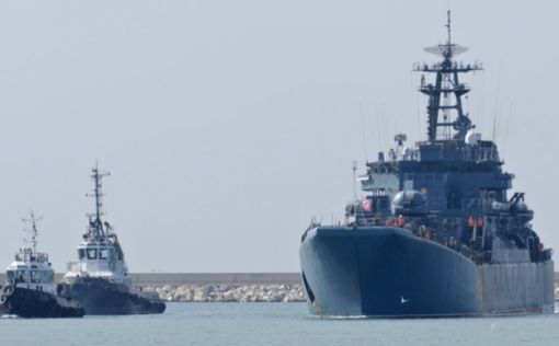Российские корабли прибывают в Крым под конвоев катеров