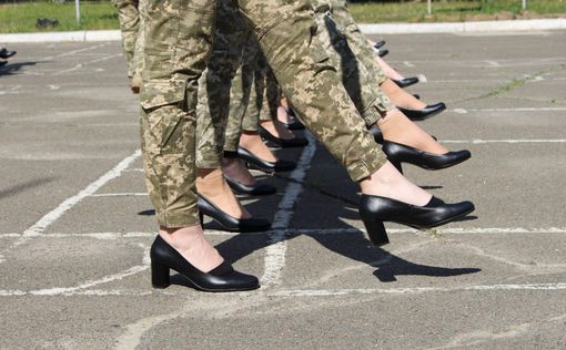 Министра обороны обвинили в сексизме и вручили туфли на каблуке