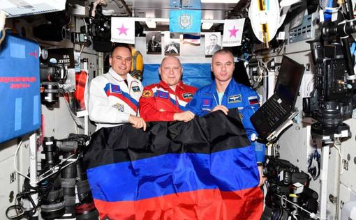 Российские космонавты развернули флаг "ЛНР" на МКС