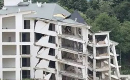 В Турции обрушились гостиница и жилой комплекс