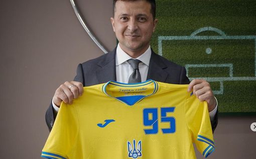 Зеленский получил экземпляр формы сборной Украины по футболу
