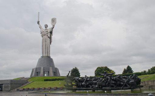 Исторический момент очищения "Родины-Мать" в Киеве. Фото, видео