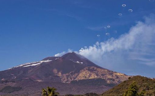 Вулкан Этна "курит" ровными кольцами