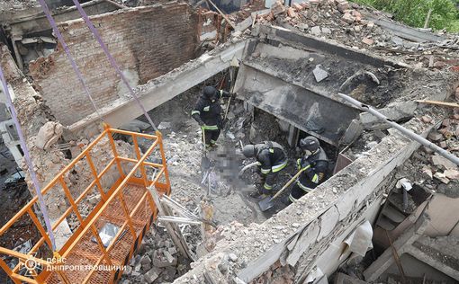 Атака РФ по Дніпру: з-під завалів дістали тіло жінки. Фото, відео