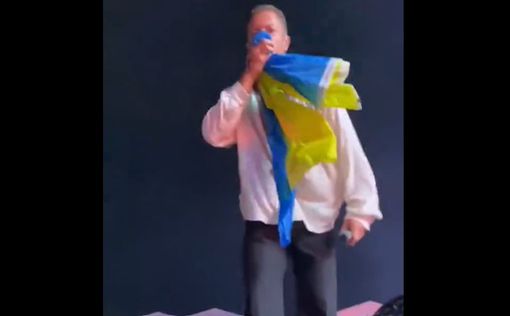 Дэн Рейнольдс расцеловал флаг Украины. Видео