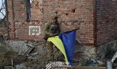 ВСУ подняли флаг Украины над освобожденной Андреевкой. Фото | Фото 3