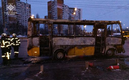 У Києві згоріла маршрутка. Фото
