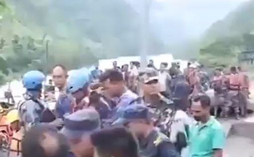 В Непале оползнем  два автобуса смыло в реку, 65 человек пропало без вести