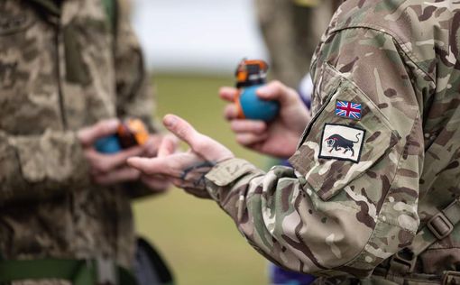 ВСУ учатся метать гранаты: фото из Британии