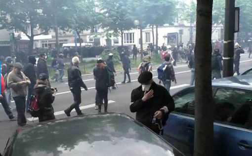 Парижскую полицию закидали дымовыми шашками