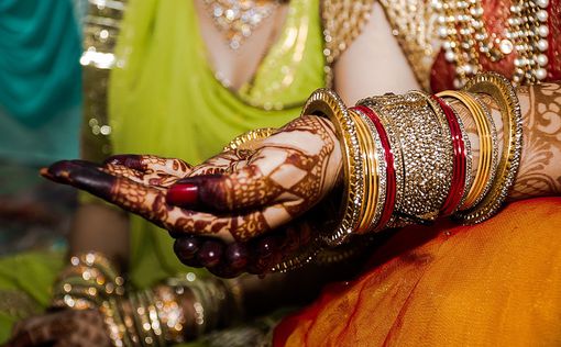 Индия: Сестры-близнецы из Мумбаи вышли замуж за одного мужчину