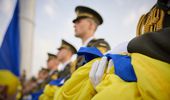 Фото дня: Украина подняла сине-желтый флаг | Фото 10