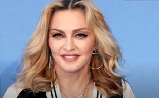 Над Мадонной насмехаются в сети за откровенные фото