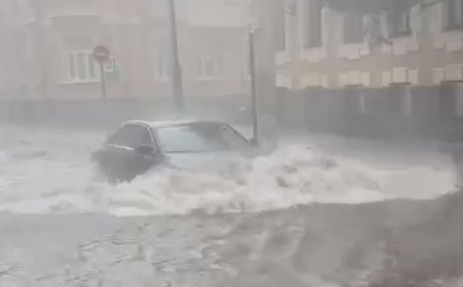 В Госдуме протекла крыша: Сильнейший ливень затопил Москву – видео