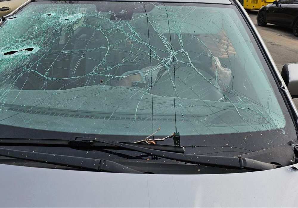 Військові РФ обстріляли в Херсоні таксі: водій загинув, пасажири поранені. Фото
