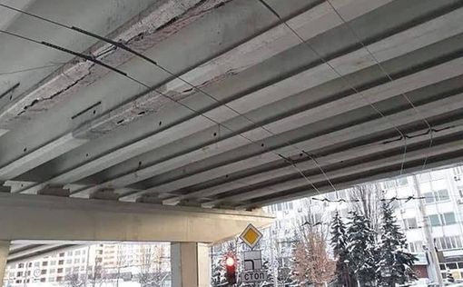 В Киеве треснул мост, который недавно ремонтировали