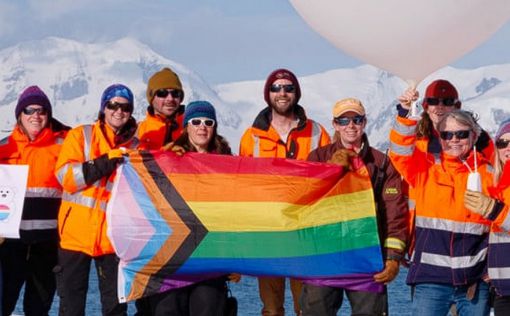 Украинские полярники в Антарктиде отметили День ЛГБТ