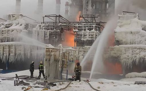 Пожежу на нафтобазі в Усть-Лузі все ще гасять