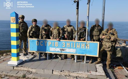 Украинские военные установили пограничный знак на острове Змеиный | Фото: ДПСУ