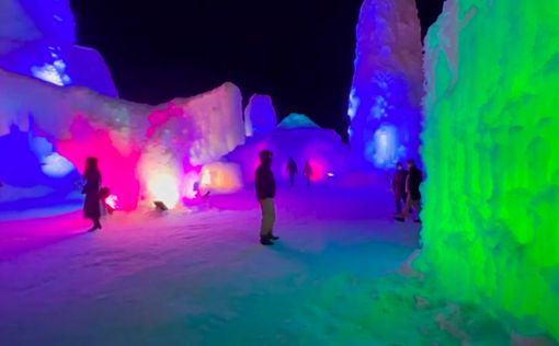 В Японии проходит Ледяной фестиваль на курорте с горячими источниками