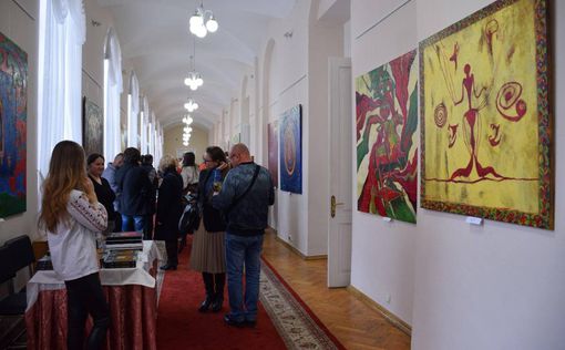 В университете Шевченко открыли выставку "Код Нации"