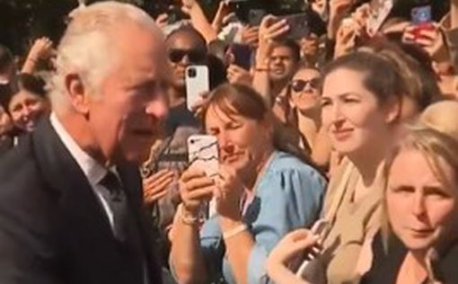 "Боже, храни короля!": Чарльза встречают у Букингемского дворца