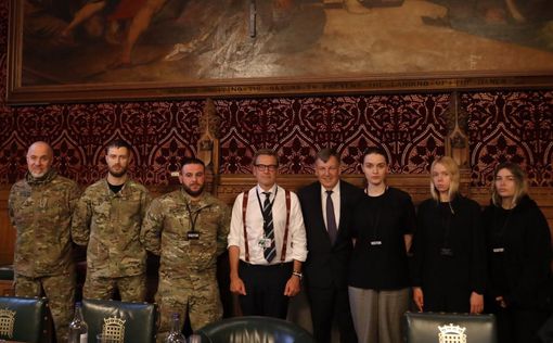 "Азов" борется за своих: делегация в Лондоне требовала возвращения пленных. Фото