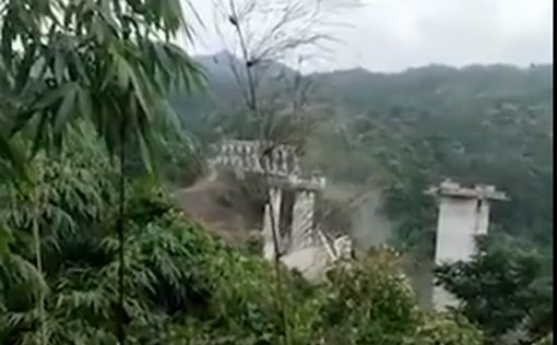 В Индии обрушился мост: есть погибшие